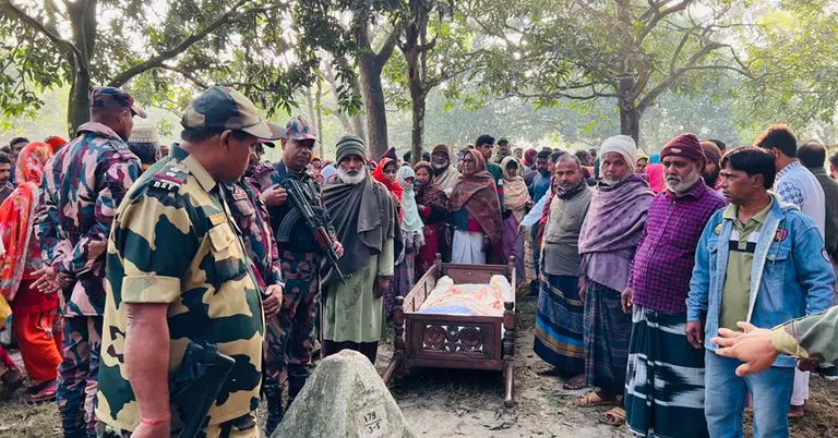 ভারতীয় নাগরিকের মরদেহ দেখছে বাংলাদেশি স্বজনরা
